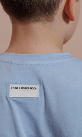 Футболка с раскрытием по плечу из смесовой кукурузы